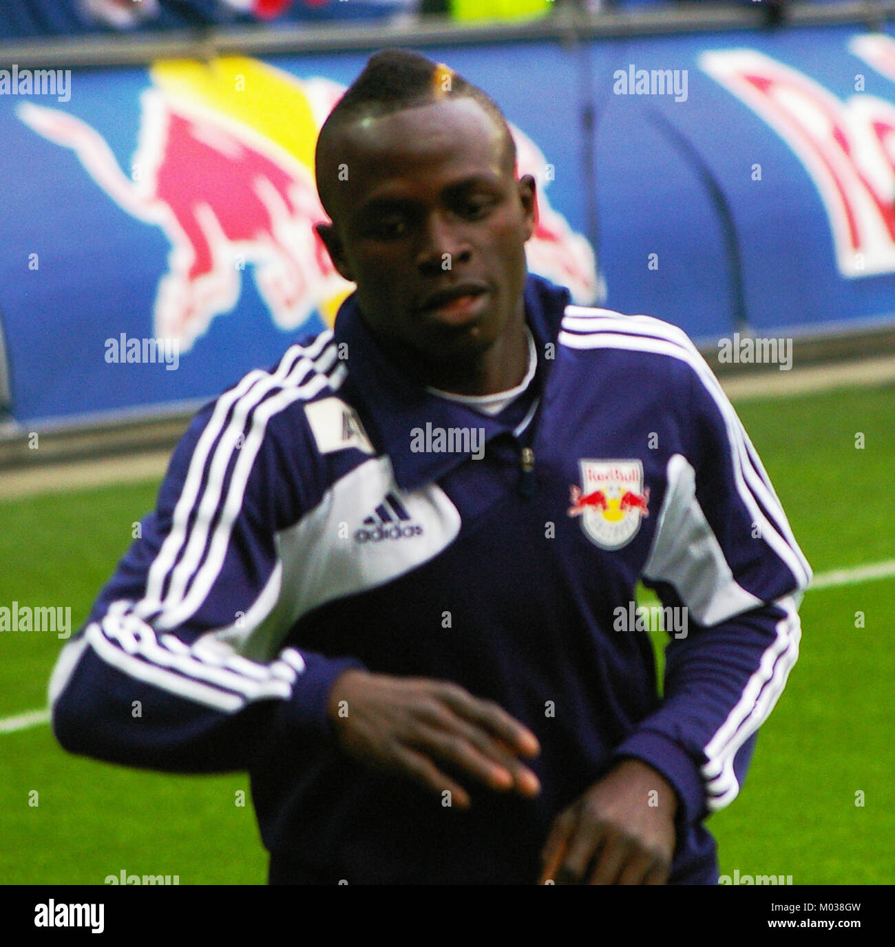 Dieses Bild zeigt ein Bundesliga-Spiel zwischen dem FC Red Bull Salzburg und dem SK Rapid Wien. Die Teams treten in der obersten Liga des österreichischen Fußballs an und zeigen die Leichtathletik und Leidenschaft des europäischen Fußballs. Stockfoto