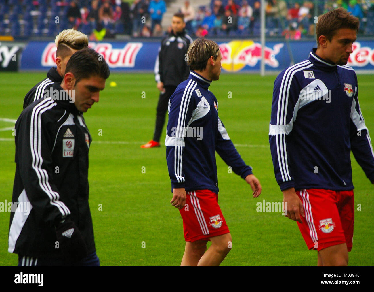Das Spiel zwischen dem FC Red Bull Salzburg und dem SK Rapid Wien in der Bundesliga markiert einen wichtigen Moment im österreichischen Fußball und zeigt das Leistungsspiel beider Mannschaften in der Liga. Stockfoto