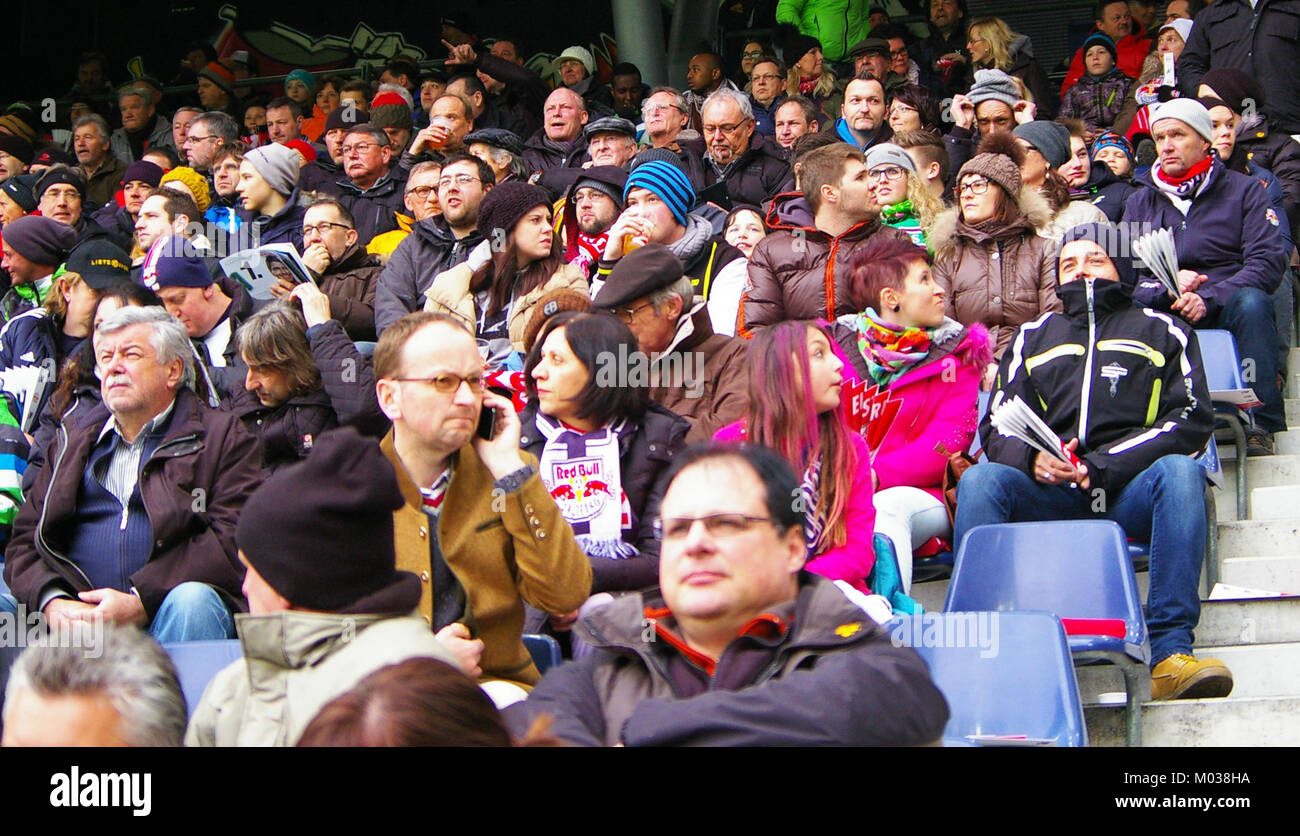 In diesem Spiel in der Bundesliga spielte der FC Red Bull Salzburg gegen SK Rapid Wien. Das Spiel ist ein wichtiger Fixpunkt im österreichischen Fußball und zeigt Spitzenmannschaften. Stockfoto