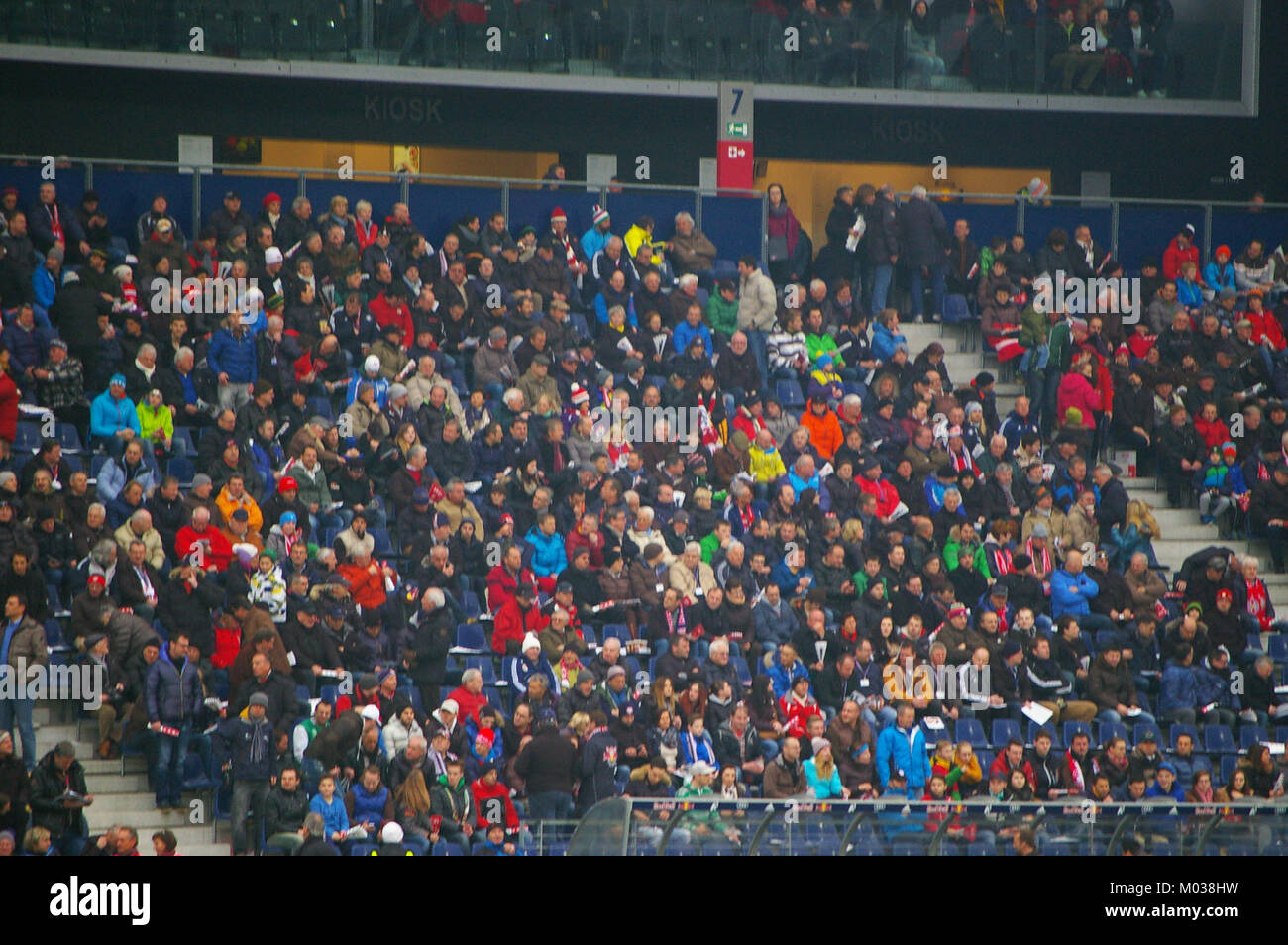 Ein Spiel zwischen dem FC Red Bull Salzburg und dem SK Rapid Wien in der österreichischen Bundesliga, in dem die beiden prominenten Mannschaften im Wettkampffußball vertreten sind. Stockfoto