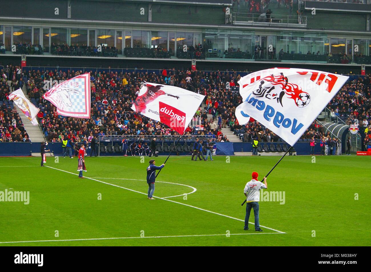 Ein Spiel in der Bundesliga zwischen dem FC Red Bull Salzburg und dem SK Rapid Wien, bei dem es um intensive Fußball-Action zweier österreichischer Top-Fußballvereine geht. Stockfoto