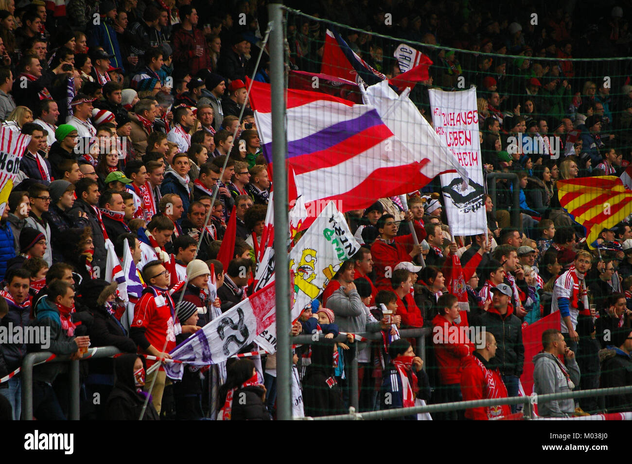 Das Bundesliga-Spiel zwischen dem FC Red Bull Salzburg und dem SK Rapid Wien ist ein Fußballspiel mit zwei prominenten österreichischen Fußballvereinen. Das Spiel ist Teil der laufenden Bundesliga-Saison. Stockfoto