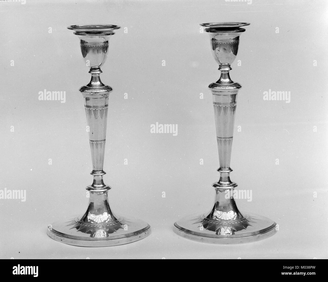 Dieser Kerzenleuchter, der Teil der Sammlung des Metropolitan Museum of Art ist, ist ein Beispiel feiner Handwerkskunst und zeigt kompliziertes Design und künstlerische Details. Stockfoto