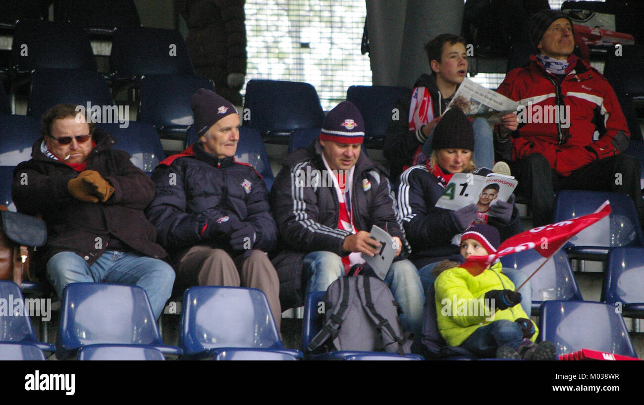 Das Spiel zwischen dem FC Red Bull Salzburg und dem SC Wiener Neustadt in der Bundesliga zeigt die Wettbewerbscharakter des österreichischen Fußballs. Es zeigt die wichtigsten Momente des Spiels auf, darunter Teamstrategien, Spielerleistungen und das Gesamttempo des Spiels. Stockfoto
