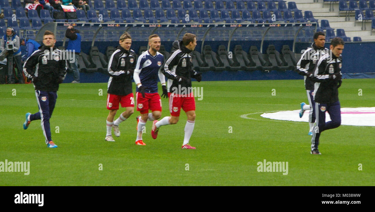 Das Bundesliga-Spiel zwischen dem FC Red Bull Salzburg und dem SC Wiener Neustadt war Teil der österreichischen Fußballliga. Es zeigt den Wettbewerb zwischen zwei prominenten Teams im österreichischen Fußball. Stockfoto