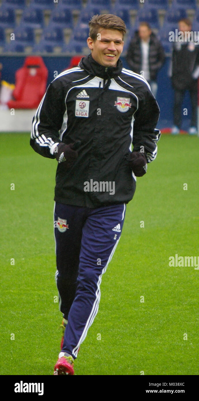Dieses Bild zeigt ein Spiel zwischen dem FC Red Bull Salzburg und dem SC Wiener Neustadt während eines Bundesliga-Wettbewerbs. Die Veranstaltung zeigt die Rivalität und Spannung des österreichischen Fußballs. Stockfoto