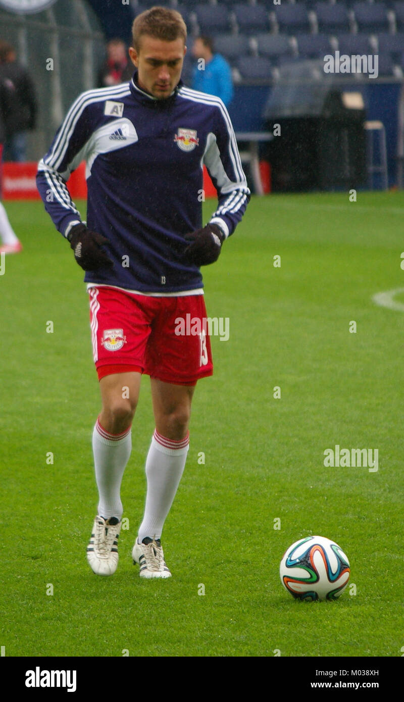 Ein Spiel in der Bundesliga zwischen dem FC Red Bull Salzburg und dem SC Wiener Neustadt, das die Wettbewerbscharakter des österreichischen Fußballs zeigt. Das Spiel ist ein wichtiges Ereignis in der nationalen Fußballliga. Stockfoto