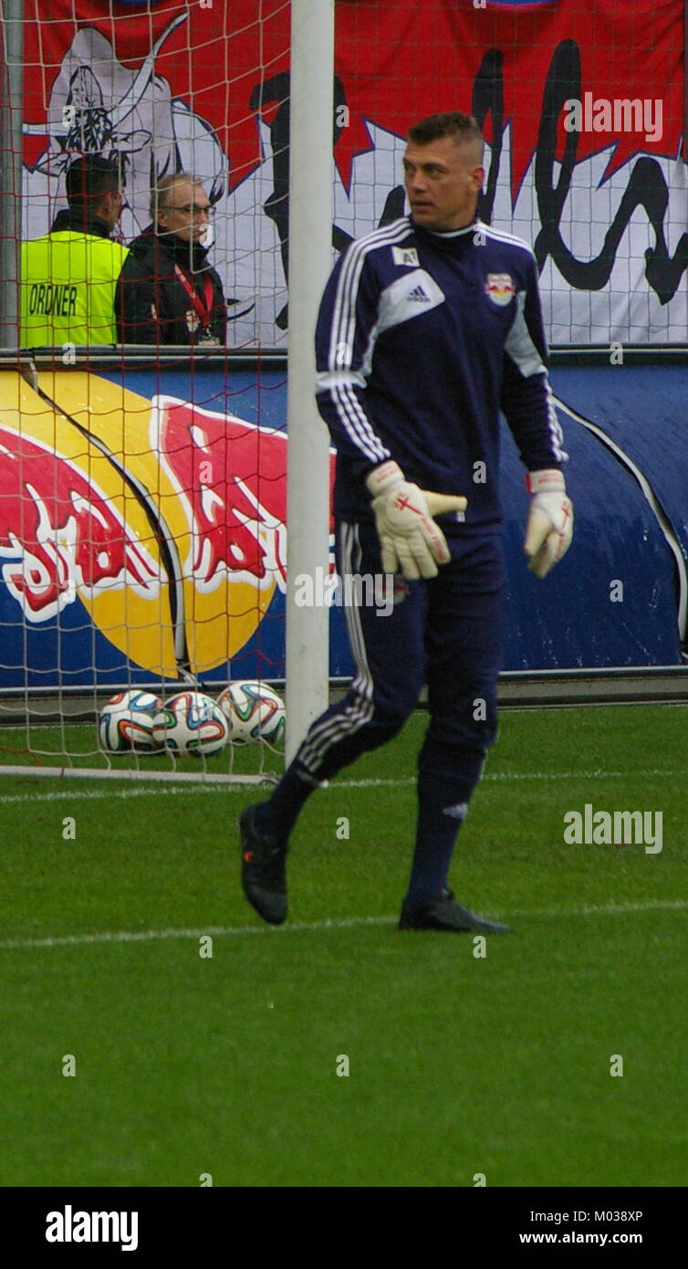 Das Spiel zwischen dem FC Red Bull Salzburg und dem SC Wiener Neustadt war Teil der Bundesliga-Saison und zeigte in Österreich den Wettkampf im Fußball, wobei beide Mannschaften um die Vorherrschaft in der Bundesliga wetteiferten. Stockfoto