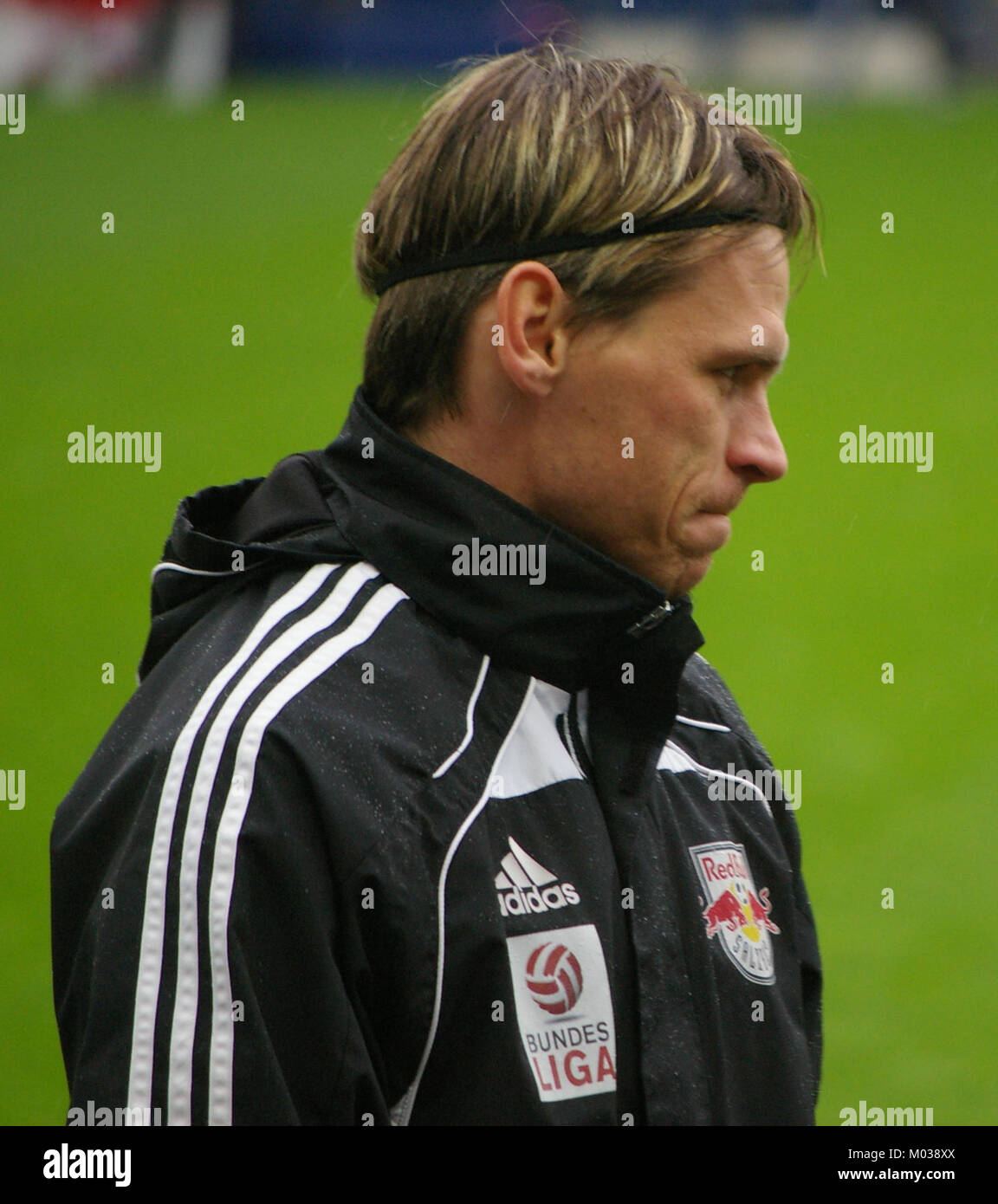 Das Spiel zwischen dem FC Red Bull Salzburg und dem SC Wiener Neustadt in der Bundesliga zeigt den Fußball in Österreich. Das Spiel zeigt zwei prominente österreichische Fußballvereine. Stockfoto