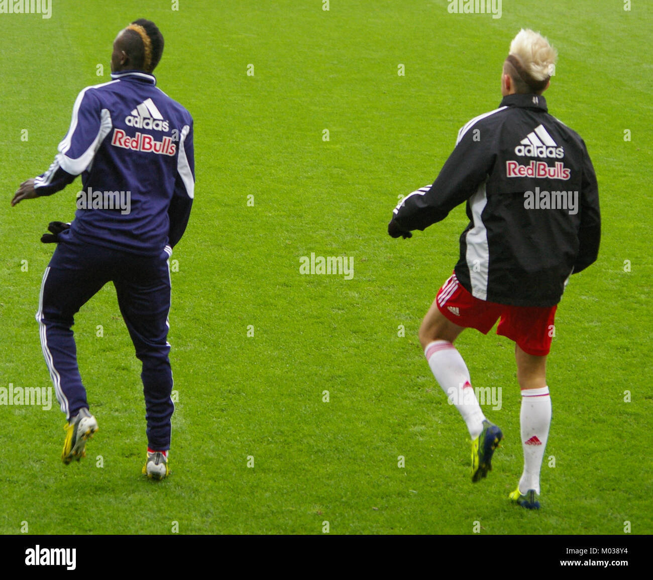Dieses Bild zeigt ein Fußballspiel in der Bundesliga zwischen dem FC Red Bull Salzburg und dem SC Wiener Neustadt. Das Spiel ist Teil der österreichischen Fußballliga und zeigt Spitzenmannschaften und sportliche Wettkämpfe. Stockfoto