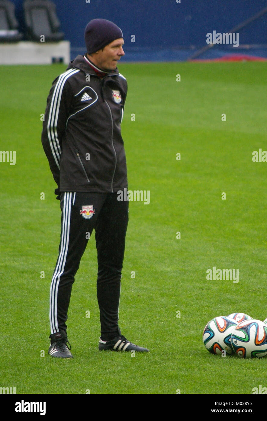 Ein Bundesliga-Spiel zwischen dem FC Red Bull Salzburg und dem SC Wiener Neustadt, bei dem der österreichische Spitzenfußball gespielt wird. Diese Veranstaltung unterstreicht die Wettbewerbscharakter der österreichischen Bundesliga. Stockfoto