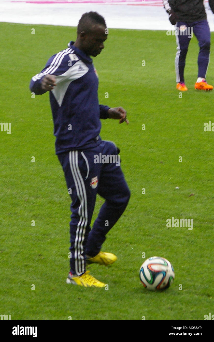 Der FC Red Bull Salzburg trifft in einem Bundesliga-Spiel auf den SC Wiener Neustadt. Das Spiel unterstreicht die Wettbewerbscharakteristik des österreichischen Fußballs und zeigt die besten Teams der Liga. Stockfoto