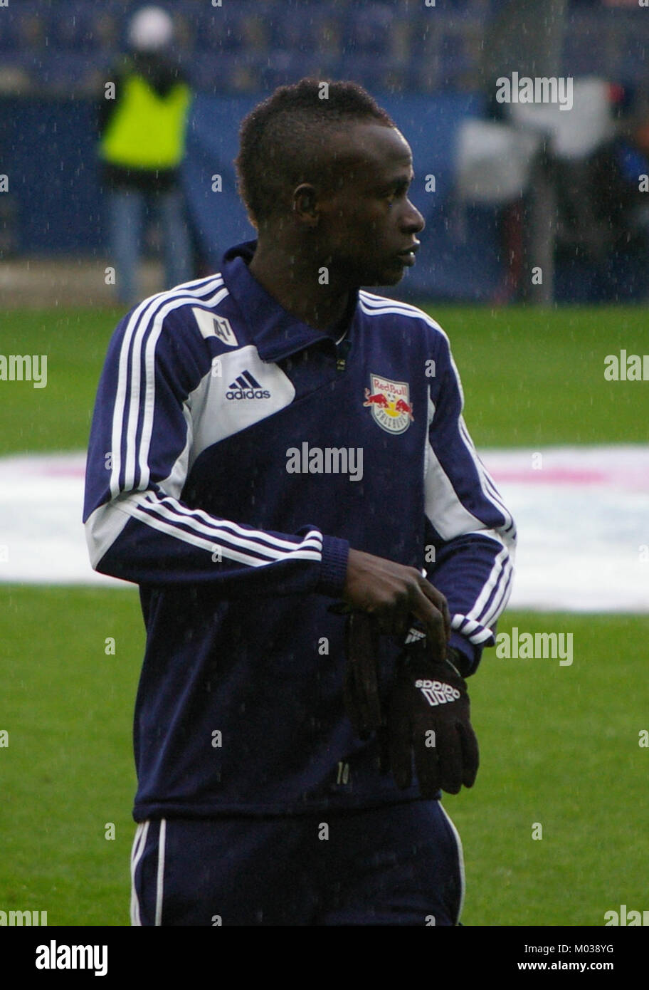 Dieses Bild zeigt ein Bundesliga-Spiel zwischen dem FC Red Bull Salzburg und dem SC Wiener Neustadt. Er hebt den Wettbewerbscharakter des österreichischen Fußballs und die Rolle der Teams in der Liga hervor. Stockfoto