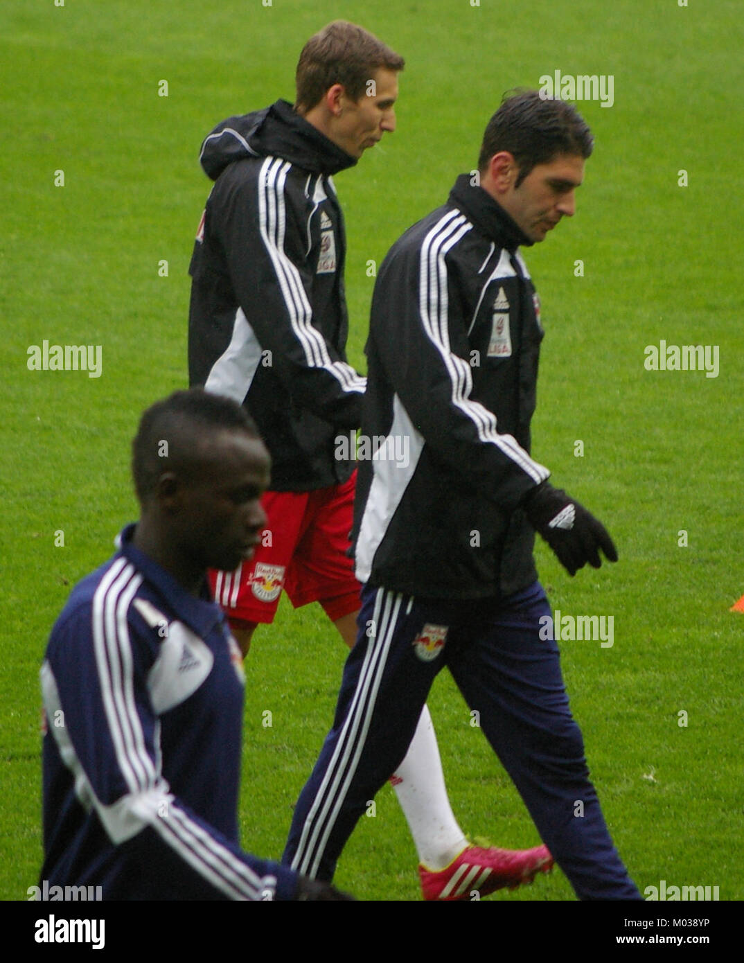 Ein Spiel in der Bundesliga zwischen dem FC Red Bull Salzburg und dem SC Wiener Neustadt, das die Fußballszene in Österreich zeigt. Stockfoto