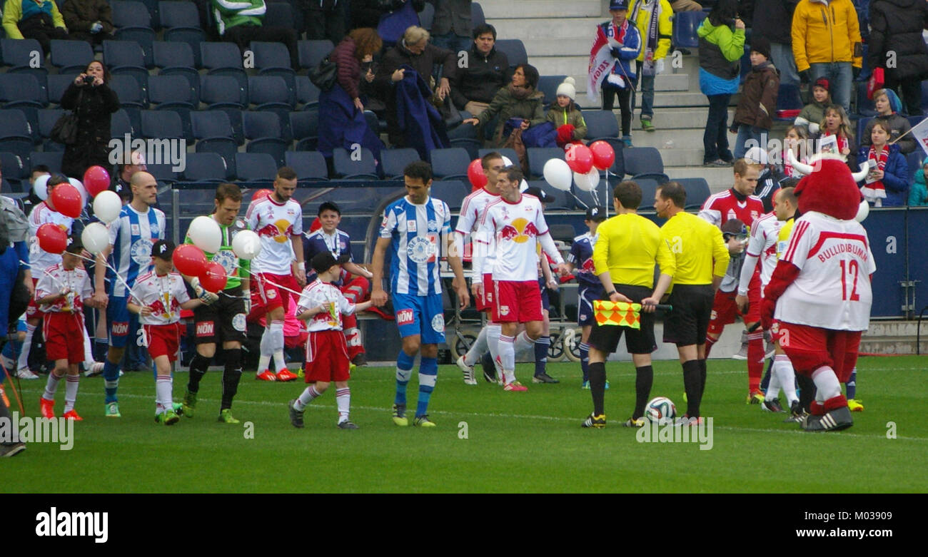 Ein Spiel zwischen dem FC Red Bull Salzburg und dem SC Wiener Neustadt im Jahr 2006, bei dem der Fußball in der Königsklasse von Austriaâ im Wettbewerb stand. Stockfoto