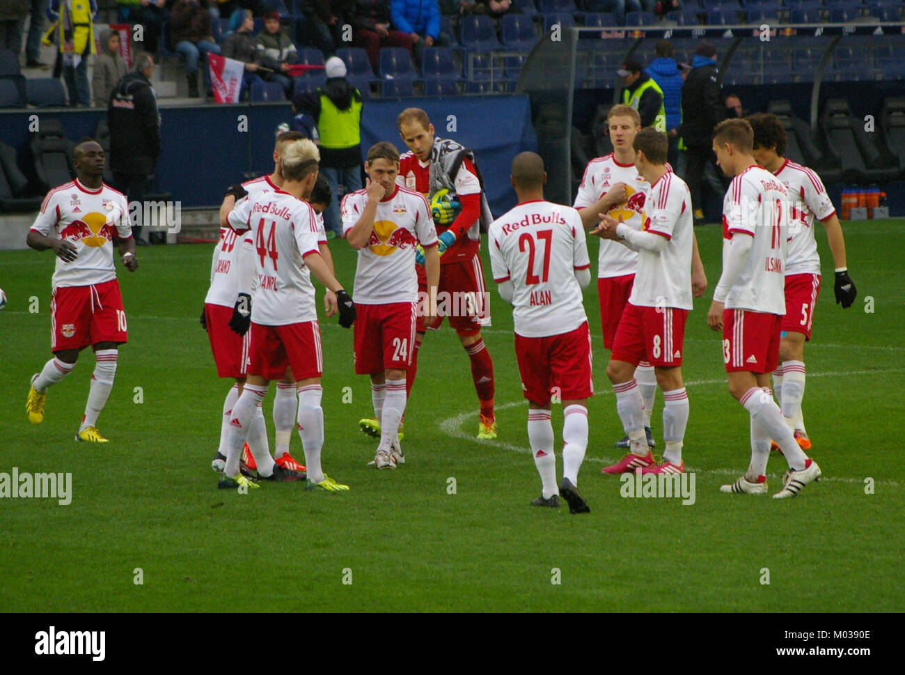 Es handelt sich um eine Sportveranstaltung zwischen den Bundesliga-Teams FC Red Bull Salzburg und dem SC Wiener Neustadt. Das Spiel zeigt zwei prominente österreichische Fußballvereine, die um Ligapunkte kämpfen. Beide Mannschaften wollen in der Liga gute Leistungen erbringen, wobei Salzburg traditionell die Bundesliga dominiert. Das Spiel unterstreicht die Wettbewerbscharakteristik des österreichischen Fußballs und zieht große Aufmerksamkeit von Fans und Sportmedien auf sich. Stockfoto