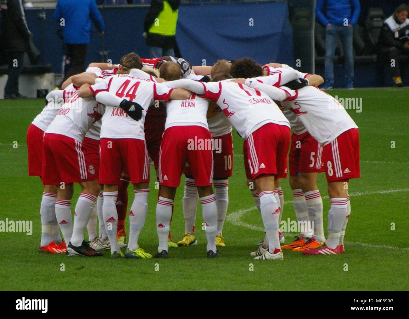 Das Spiel zwischen dem FC Red Bull Salzburg und dem SC Wiener Neustadt ist ein wichtiges Spiel in der österreichischen Bundesliga, in dem zwei prominente Teams des österreichischen Fußballs im Wettbewerb stehen. Stockfoto