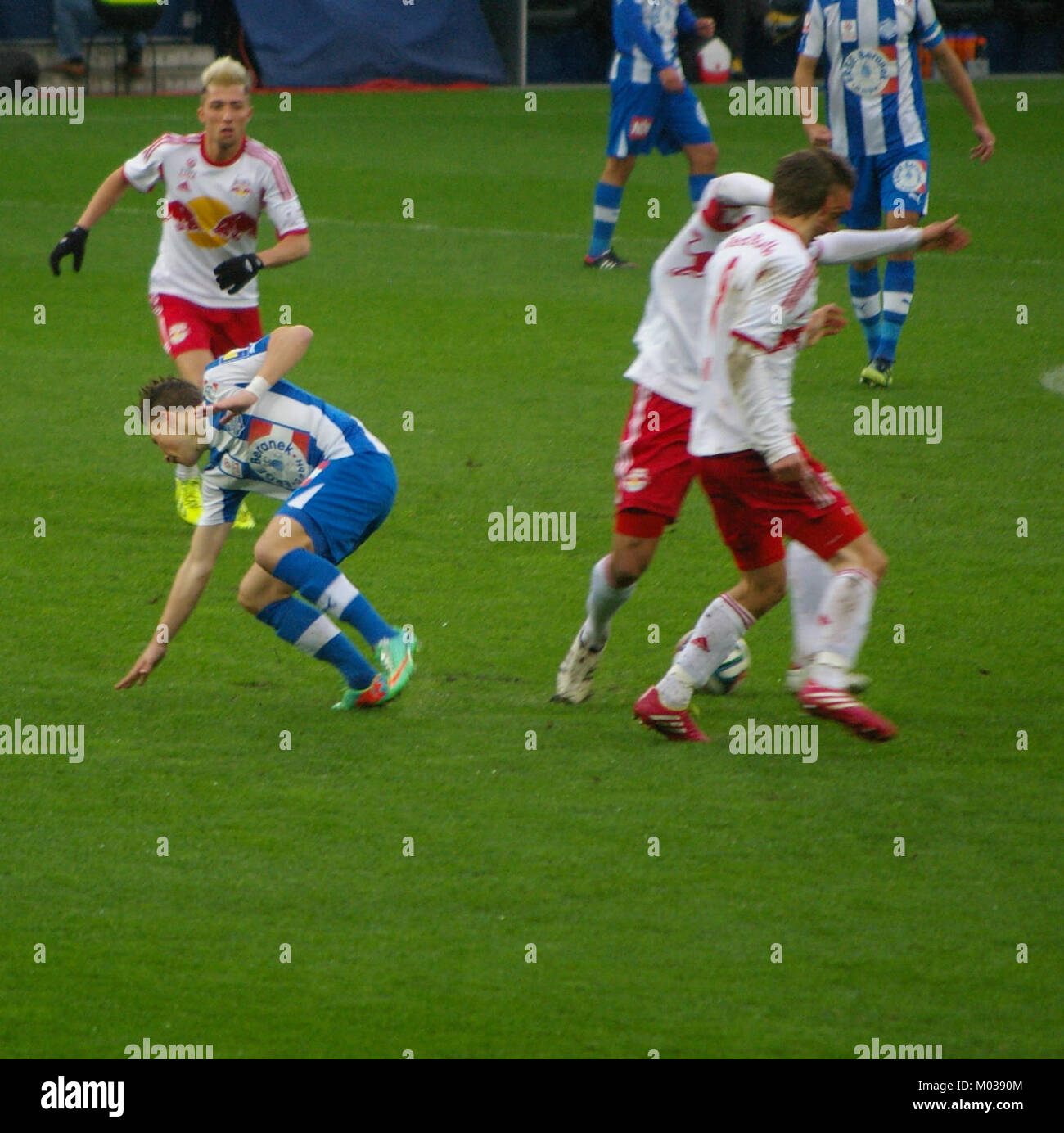 Das Spiel zwischen dem FC Red Bull Salzburg und dem SC Wiener Neustadt ist ein bekanntes Spiel in der Bundesliga, bei dem zwei Mannschaften aus der österreichischen Königsklasse im Wettbewerb stehen. Stockfoto