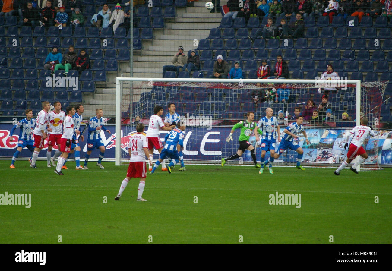 Dieses Spiel zwischen dem FC Red Bull Salzburg und dem SC Wiener Neustadt fand in der Bundesliga statt, was die Wettbewerbscharakter des österreichischen Fußballs und die Rivalität zwischen diesen beiden Vereinen verdeutlicht. Stockfoto
