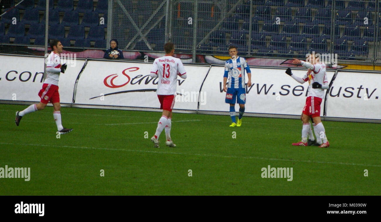Ein Spiel zwischen dem FC Red Bull Salzburg und dem SC Wiener Neustadt in der Bundesliga, das den Wettkampf zwischen diesen beiden Mannschaften verdeutlicht. Stockfoto