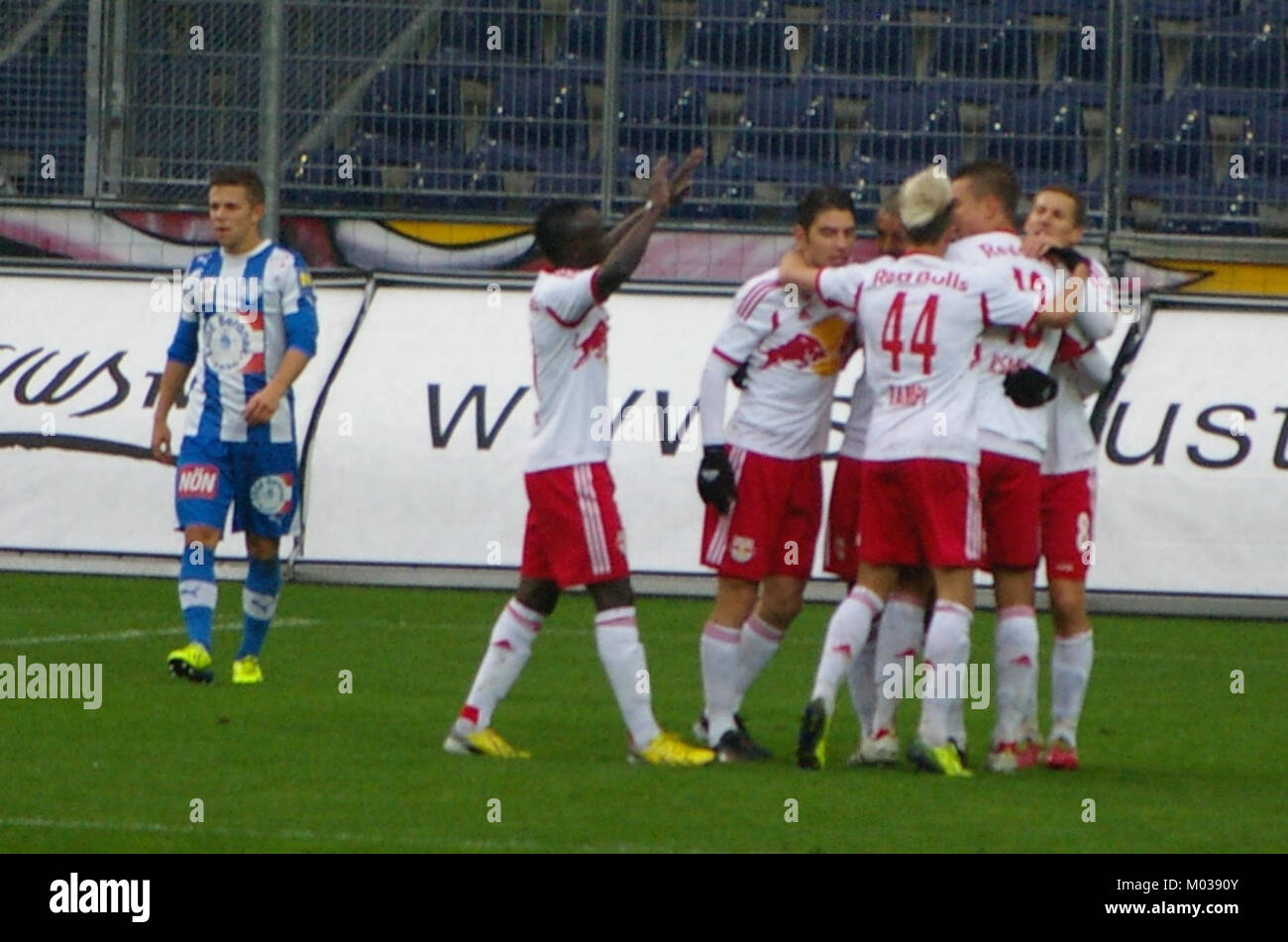 Dieses Spiel zwischen dem FC Red Bull Salzburg und dem SC Wiener Neustadt ist Teil der Bundesliga, der Spitzenliga des österreichischen Fußballs. Das Spiel zeigt den Wettkampf zwischen zwei prominenten österreichischen Teams. Stockfoto