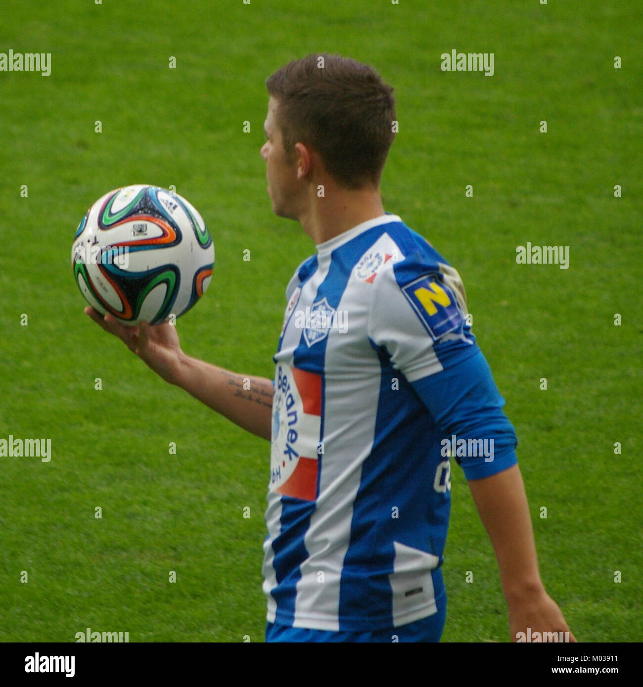 Ein Fußballspiel zwischen dem FC Red Bull Salzburg und dem SC Wiener Neustadt, bei dem zwei prominente österreichische Fußballmannschaften in der Bundesliga spielen. Stockfoto