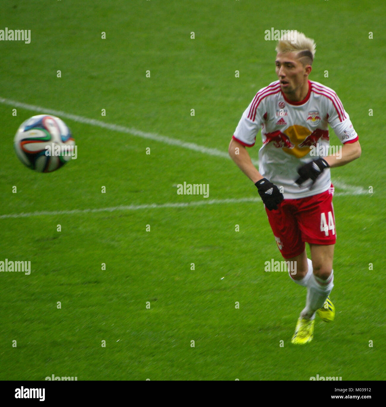 Dieses Spiel zwischen dem FC Red Bull Salzburg und dem SC Wiener Neustadt ist ein Bundesliga-Spiel, bei dem österreichische Fußballmannschaften in einem Profiliga-Spiel antreten. Stockfoto