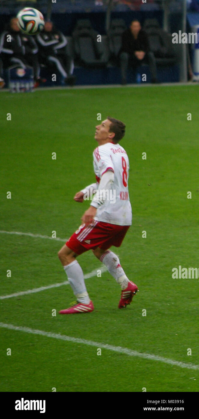 Ein Spiel in der Bundesliga zwischen dem FC Red Bull Salzburg und dem SC Wiener Neustadt fand am 27. Oktober statt. Das Spiel war Teil der österreichischen Fußballliga, in der Schlüsselspieler und Wettbewerbe vorgestellt wurden. Stockfoto
