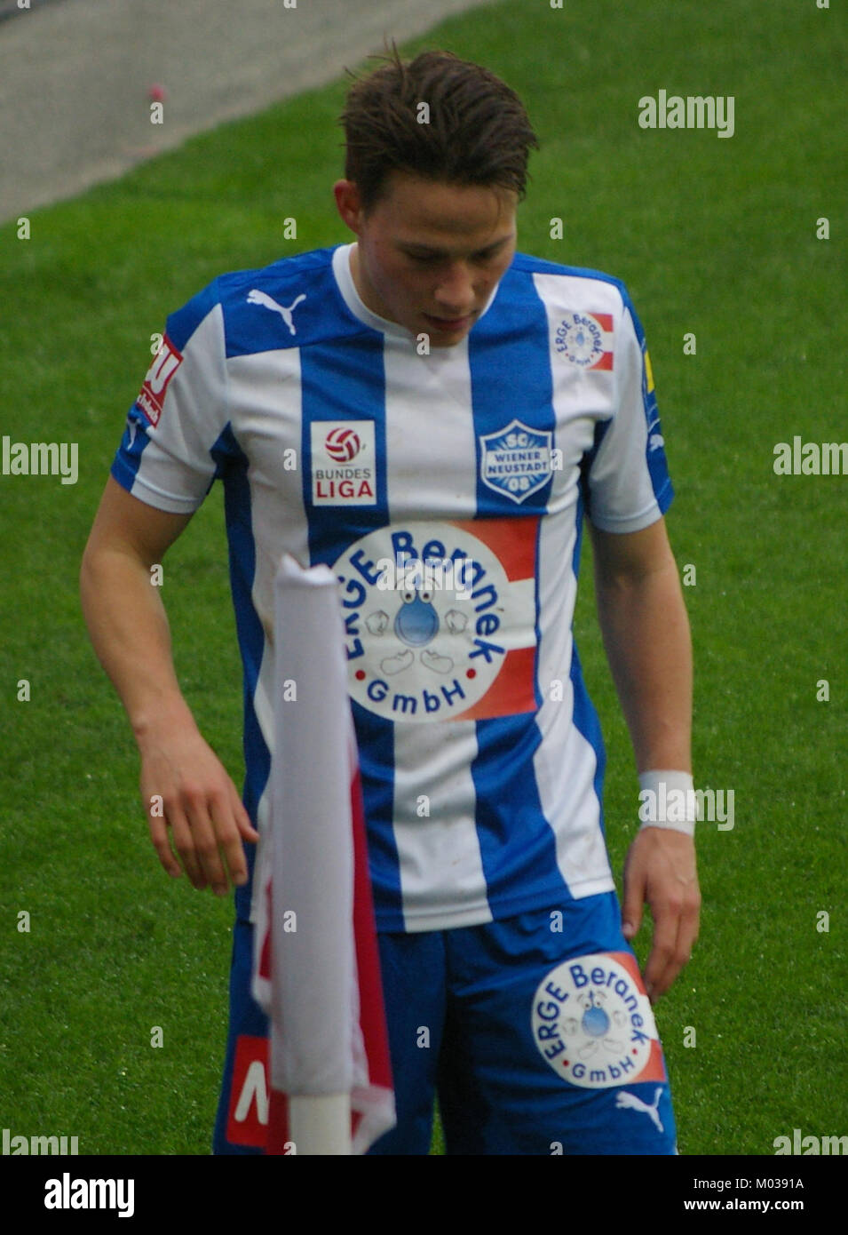 Dieses Bild zeigt ein Spiel in der österreichischen Bundesliga zwischen dem FC Red Bull Salzburg und dem SC Wiener Neustadt. Die Veranstaltung ist im österreichischen Fußball von großer Bedeutung und zeigt wichtige Spieler und Teams in Aktion. Stockfoto