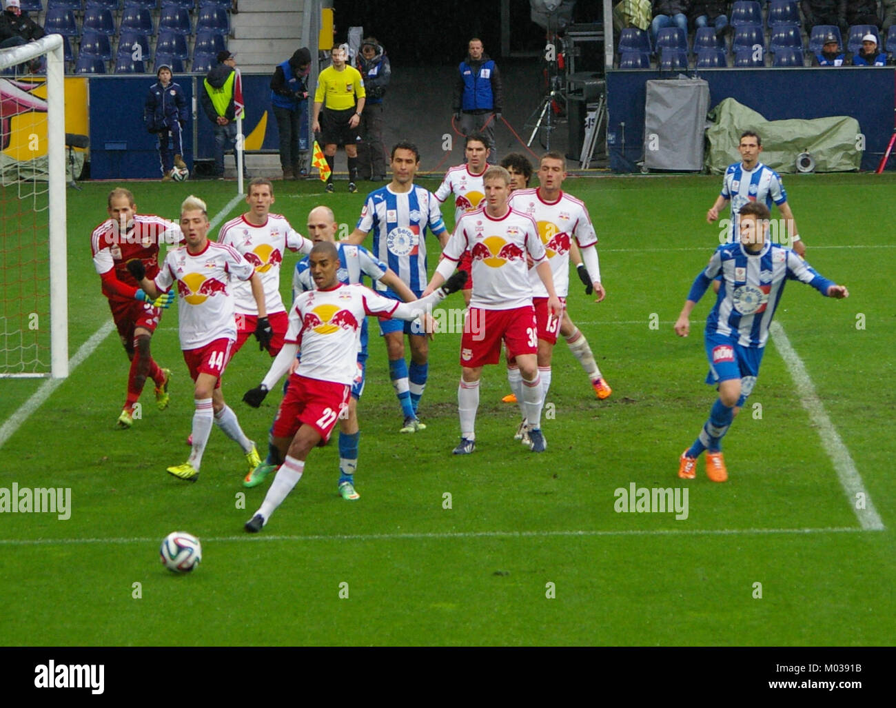 Der FC Red Bull Salzburg traf in einem Bundesliga-Spiel gegen den SC Wiener Neustadt, wo er den österreichischen Spitzenfußball mit rasanter Action und einem Wettkampf zwischen den Teams zeigte. Stockfoto