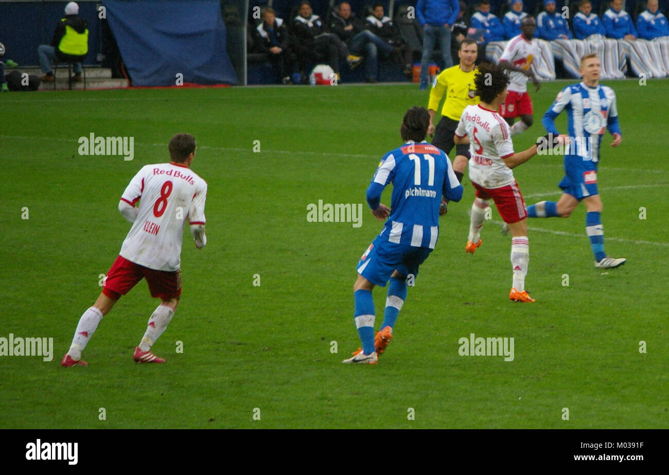 Ein Spiel zwischen dem FC Red Bull Salzburg und dem SC Wiener Neustadt in der Bundesliga, in dem hochkarätige Fußball-Action und der Wettkampfcharakter des österreichischen Fußballs gezeigt werden. Stockfoto
