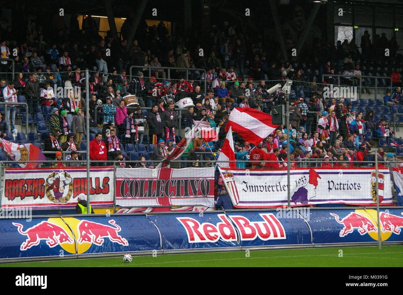 Beim Bundesliga-Spiel zwischen dem FC Red Bull Salzburg und dem SC Wiener Neustadt in Österreich sind zwei der besten Fußballvereine des Landes vertreten. Das Spiel bietet hochkarätige Wettkämpfe und sportliche Leistung. Stockfoto