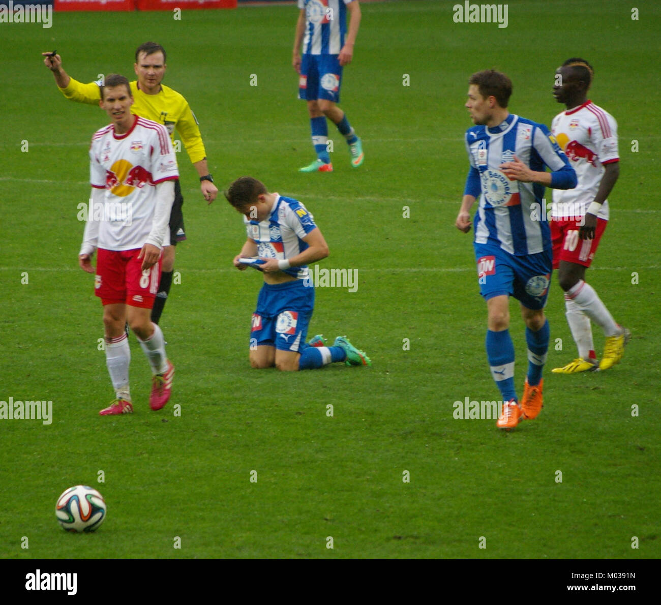 Dieses Spiel zwischen dem FC Red Bull Salzburg und dem SC Wiener Neustadt war Teil der Bundesliga, Österreichs oberster Fußballliga. Das Spiel zeichnet sich durch sein kompetitives Spiel und seine sportliche Rivalität aus. Stockfoto