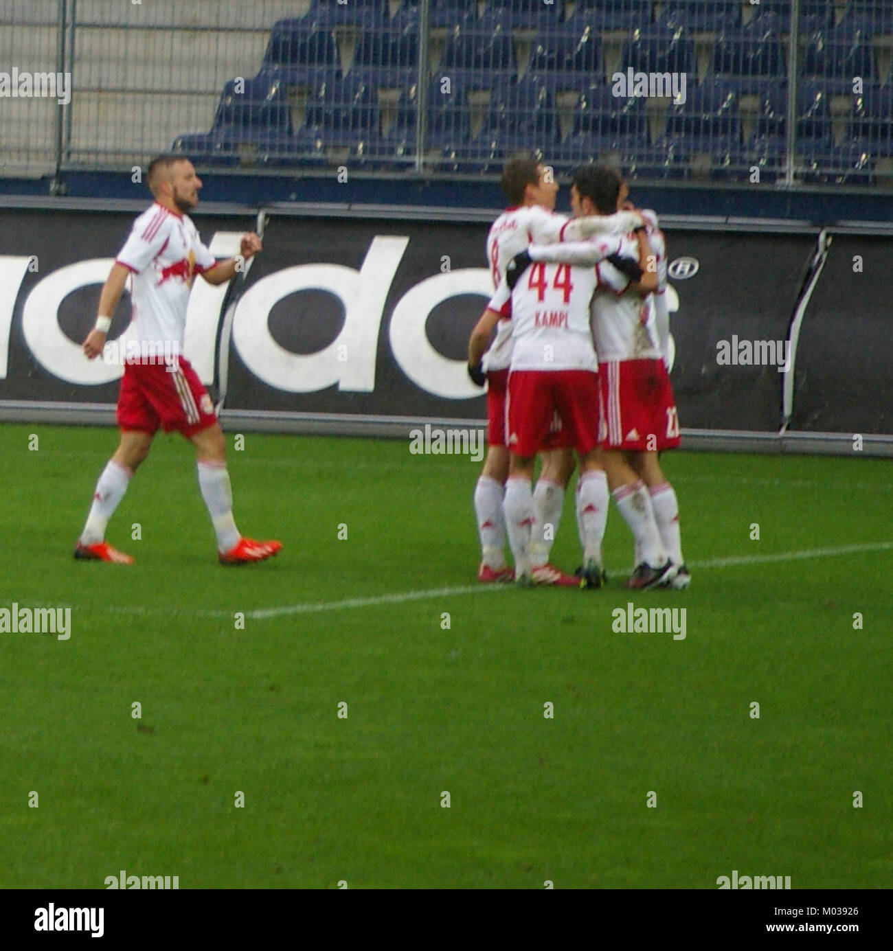 Dieses Spiel zwischen dem FC Red Bull Salzburg und dem SC Wiener Neustadt war Teil der Bundesliga und zeigte die sportliche Fußballszene in Österreich. Das Spiel zeigte die Fähigkeiten beider Teams in einer Atmosphäre mit hohen Einsätzen. Stockfoto