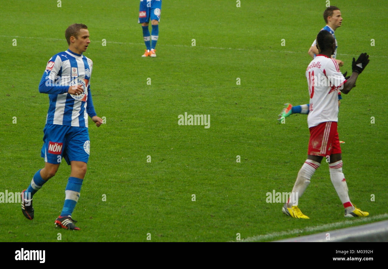 Das Bild zeigt einen Moment aus dem Bundesliga-Spiel zwischen dem FC Red Bull Salzburg und dem SC Wiener Neustadt, in dem zwei Mannschaften in Österreich ein Wettkampf-Fußballspiel erleben. Stockfoto
