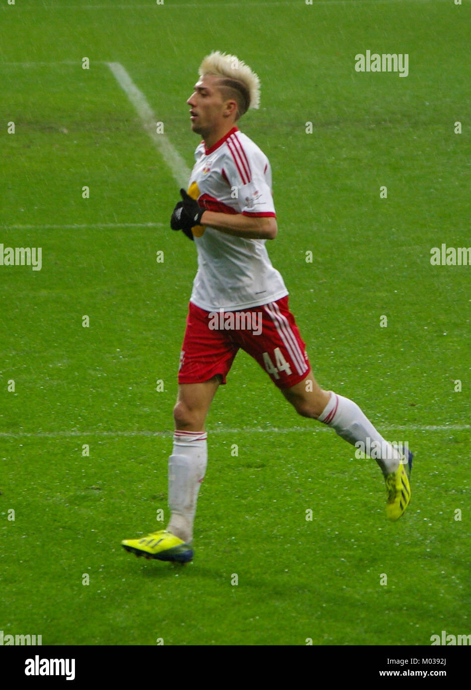 Das Bundesliga-Spiel zwischen dem FC Red Bull Salzburg und dem SC Wiener Neustadt zeigte die Top-Fußball-Action in Österreichs oberster Fußballliga und zeigte den Wettbewerbsgeist der Teams. Stockfoto