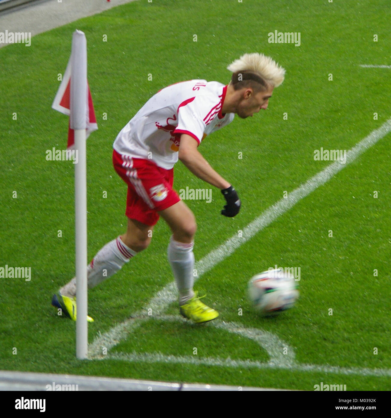 Der FC Red Bull Salzburg spielte in einem Bundesliga-Spiel gegen den SC Wiener Neustadt. Dieser Wettbewerb verdeutlichte die Fähigkeiten beider Teams im österreichischen Fußball. Stockfoto