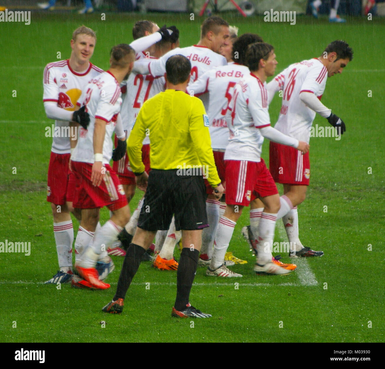 Das Spiel zwischen dem FC Red Bull Salzburg und dem SC Wiener Neustadt in der Bundesliga zeigte den Wettkampfcharakter des österreichischen Fußballs. Die Teams zeigten ein starkes taktisches Spiel und geschickte Leistungen im Ligaspiel. Stockfoto