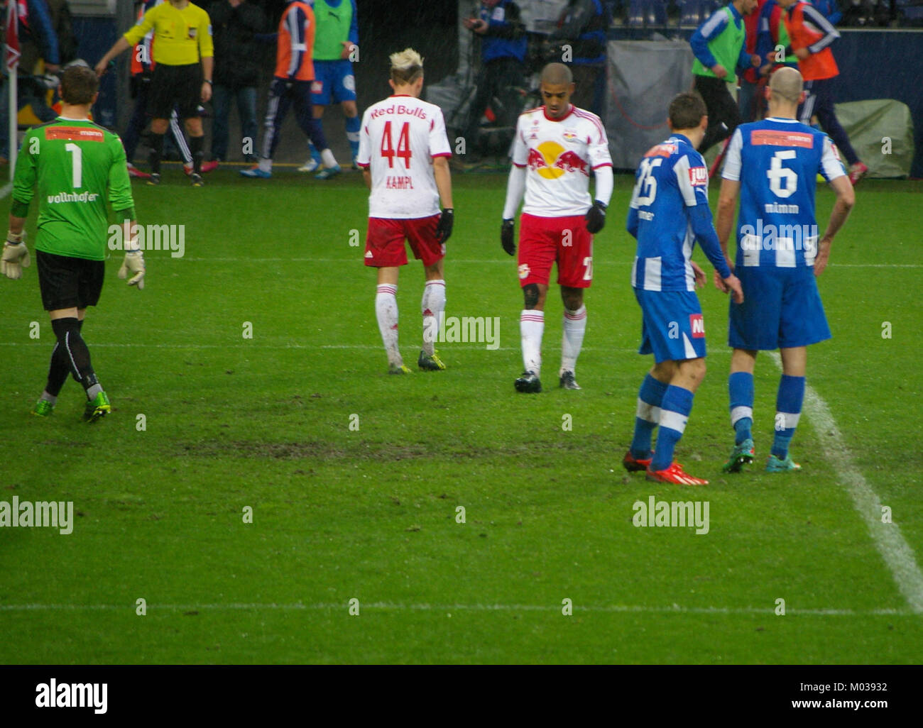 Ein Bundesliga-Spiel zwischen dem FC Red Bull Salzburg und dem SC Wiener Neustadt, in dem der Wettbewerb zwischen den beiden österreichischen Fußballmannschaften gezeigt wird. Stockfoto