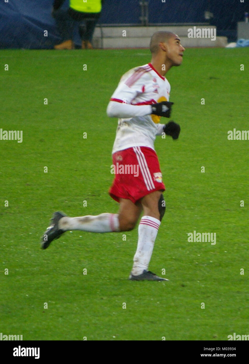 Ein Spiel zwischen dem FC Red Bull Salzburg und dem SC Wiener Neustadt in der Bundesliga, bei dem zwei Teams aus Österreichs oberster Fußballliga um Punkte und Positionierung in der Liga kämpfen. Stockfoto