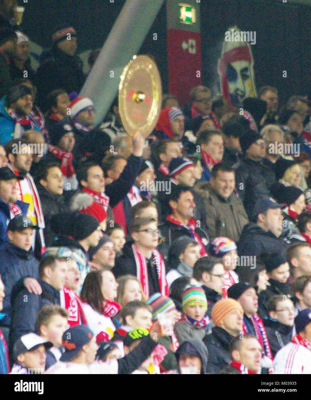 Dieses Bild zeigt ein Fußballspiel zwischen dem FC Red Bull Salzburg und dem SC Wiener Neustadt aus der Bundesliga. Das Spiel hebt die wichtigsten Spieler und die Wettbewerbscharakter des österreichischen Fußballs hervor. Stockfoto