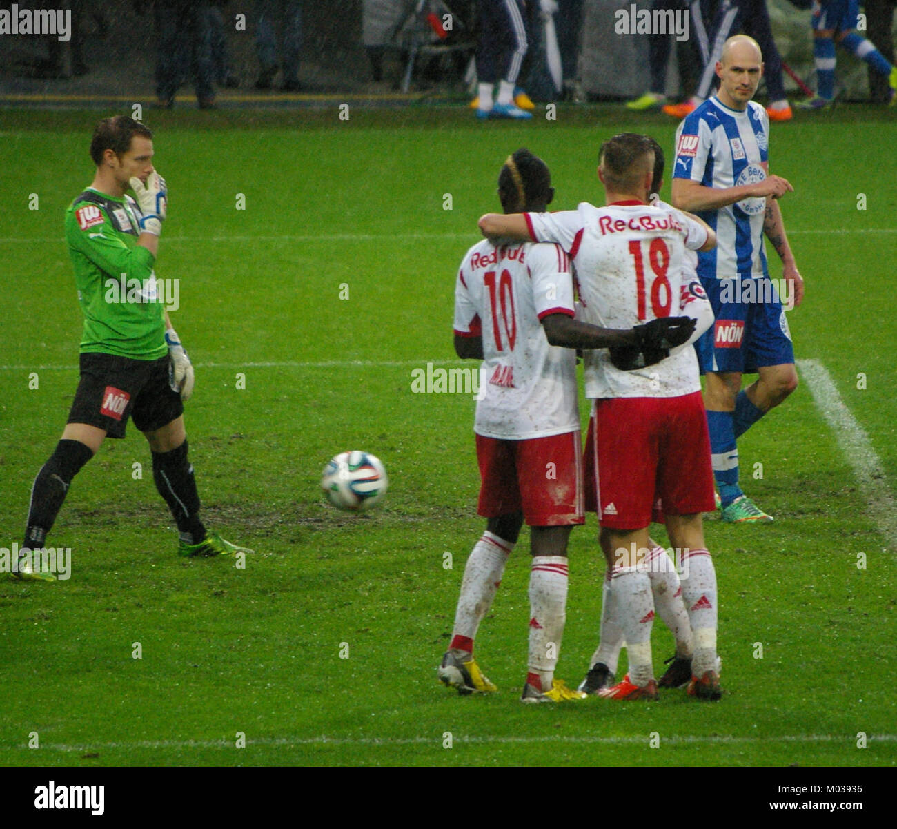 Dieses Bild zeigt ein Spiel zwischen dem FC Red Bull Salzburg und dem SC Wiener Neustadt in der Bundesliga und zeigt die sportliche Action. Stockfoto