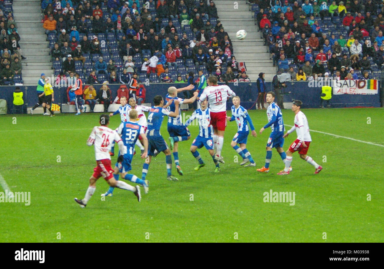 Dieses Spiel zwischen dem FC Red Bull Salzburg und dem SC Wiener Neustadt in der Bundesliga markiert den Fußball in Österreich. Beide Teams demonstrieren in diesem hochkarätigen Fußballspiel Geschick und Strategie. Stockfoto