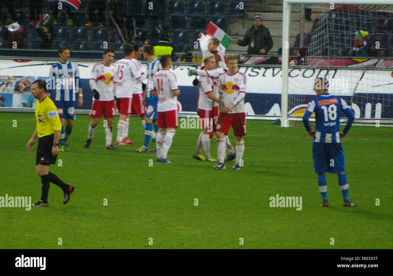 Bei diesem Bundesliga-Spiel trat der FC Red Bull Salzburg gegen den SC Wiener Neustadt an. Das Spiel ist Teil der obersten Fußballliga Österreichs, in der zwei Mannschaften vertreten sind. Stockfoto