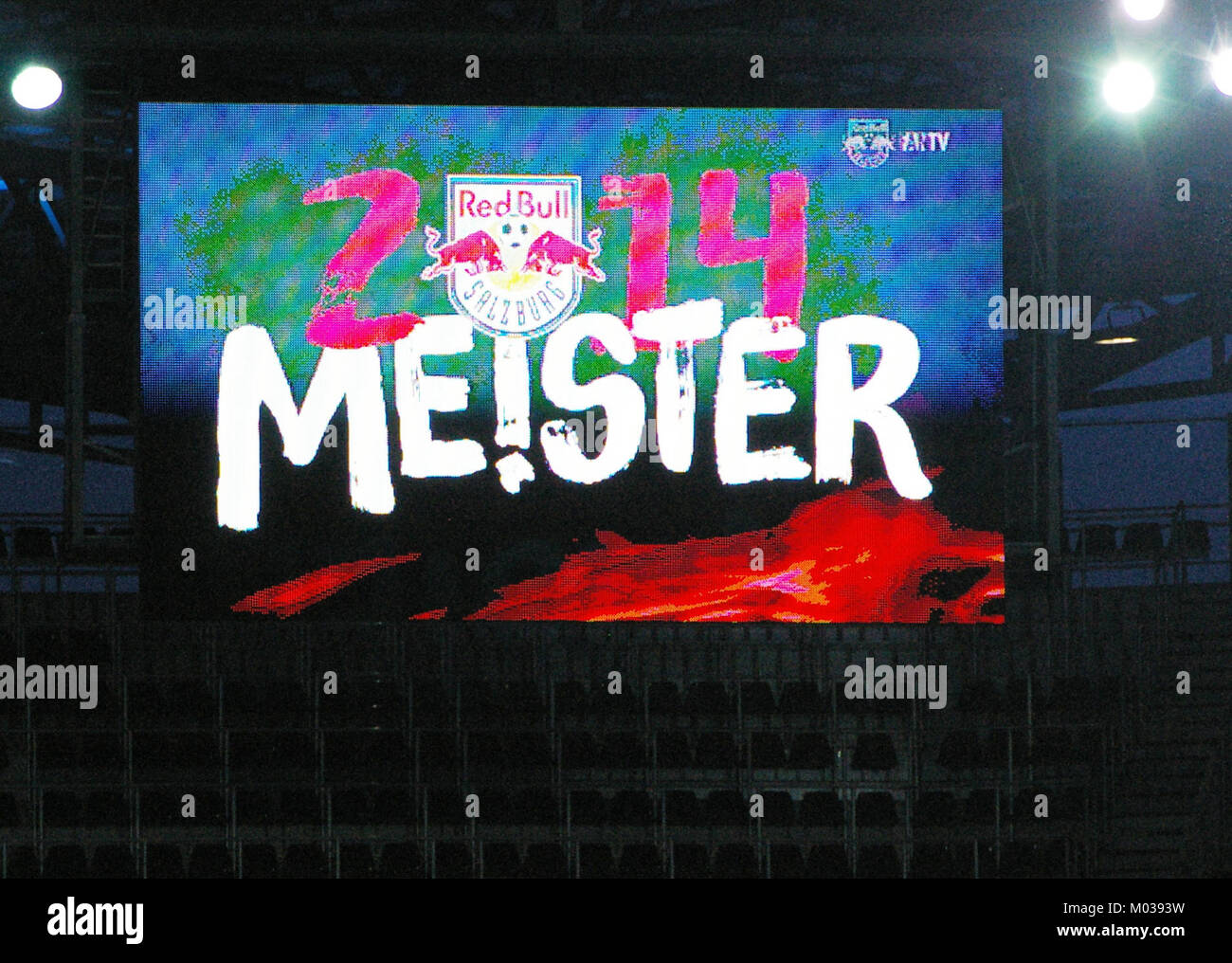 Dieses Bild zeigt einen Moment aus dem Bundesliga-Spiel zwischen dem FC Red Bull Salzburg und dem SC Wiener Neustadt und zeigt die Intensität und das Können der Teams während eines Wettkampfspiels. Stockfoto