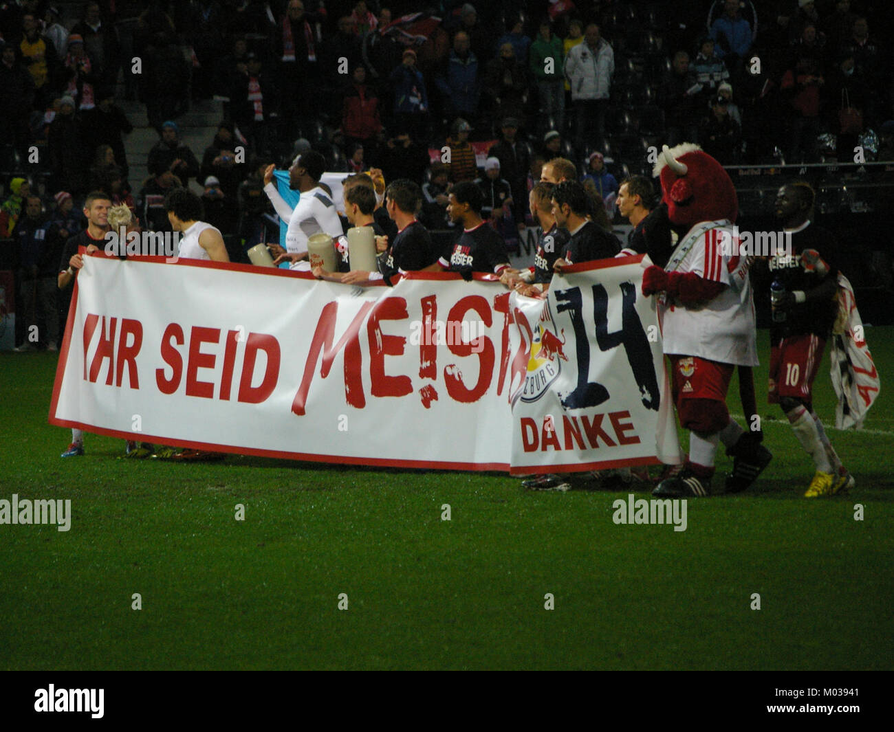 Ein Spiel in der Bundesliga zwischen dem FC Red Bull Salzburg und dem SC Wiener Neustadt. Dieses Spiel unterstreicht die Wettbewerbscharakter des österreichischen Fußballs und die Bedeutung dieser Teams in der inländischen Liga. Stockfoto