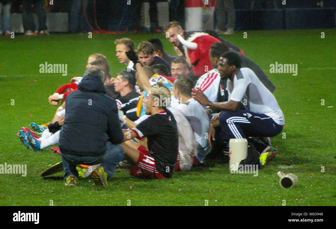 Dieses Bild zeigt ein Spiel zwischen dem FC Red Bull Salzburg und dem SC Wiener Neustadt in der Bundesliga. Das Spiel ist ein bedeutender Fixpunkt im österreichischen Fußball und zeigt die Wettbewerbsfähigkeit beider Mannschaften. Stockfoto