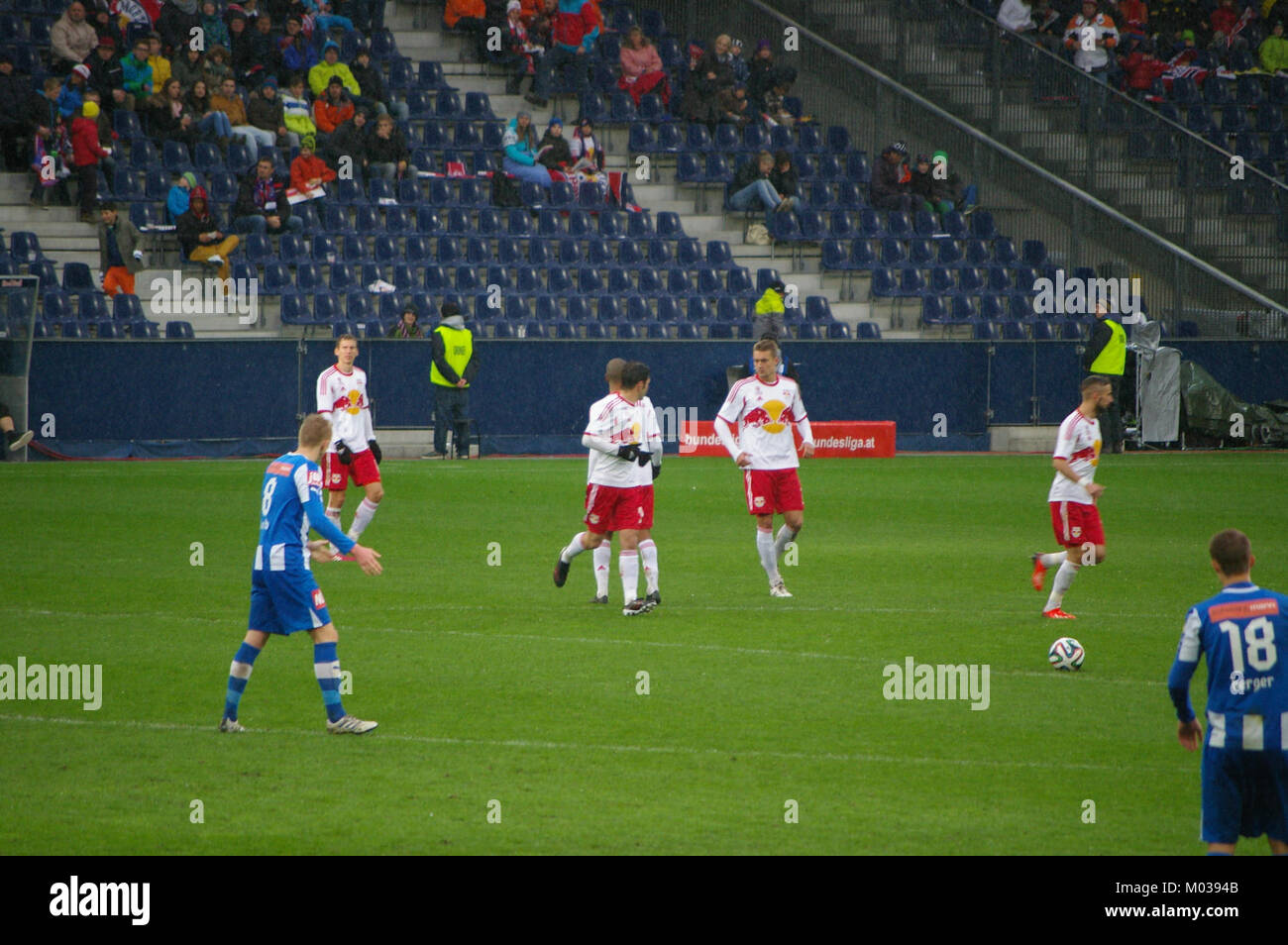 Dieses Spiel in der Bundesliga zwischen dem FC Red Bull Salzburg und dem SC Wiener Neustadt stellt einen wichtigen Fixpunkt im österreichischen Fußball dar und unterstreicht die Wettbewerbscharakter der Liga. Stockfoto