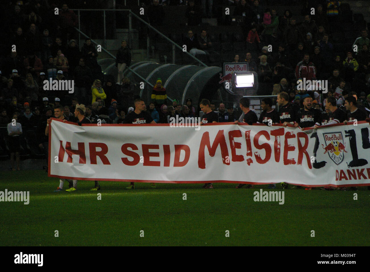 Der FC Red Bull Salzburg trat in einem Bundesliga-Spiel gegen den SC Wiener Neustadt an. Die Veranstaltung war Teil des österreichischen Fußballligasystems, in dem beide Mannschaften um den Wettbewerbsvorteil der Liga kämpften. Stockfoto