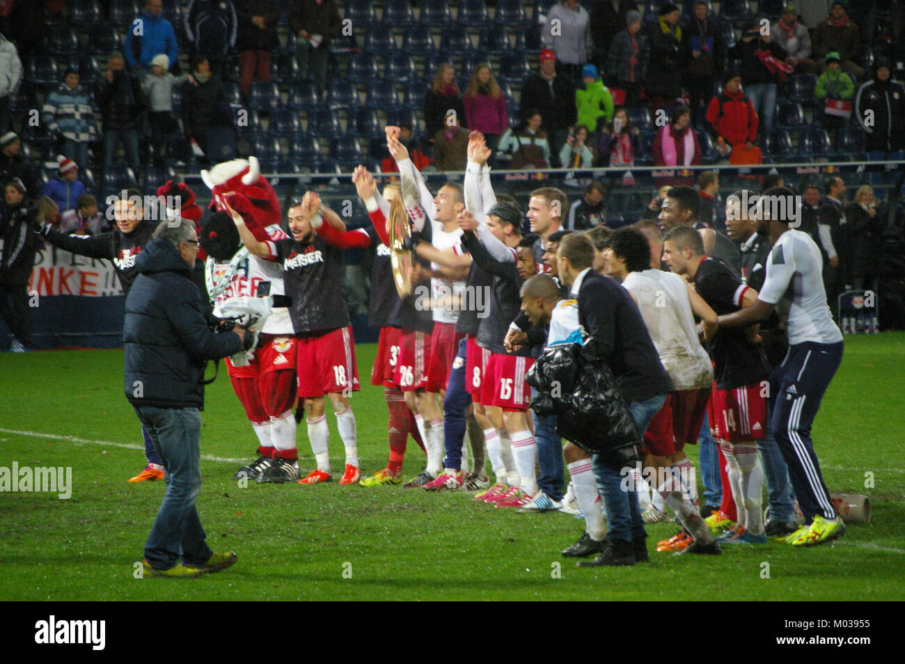 Dieses Bild zeigt das Spiel während eines Bundesliga-Spiels zwischen dem FC Red Bull Salzburg und dem SC Wiener Neustadt. Er unterstreicht die Wettbewerbscharakter des österreichischen Fußballs und die Fähigkeiten, die im Spiel gezeigt werden. Stockfoto